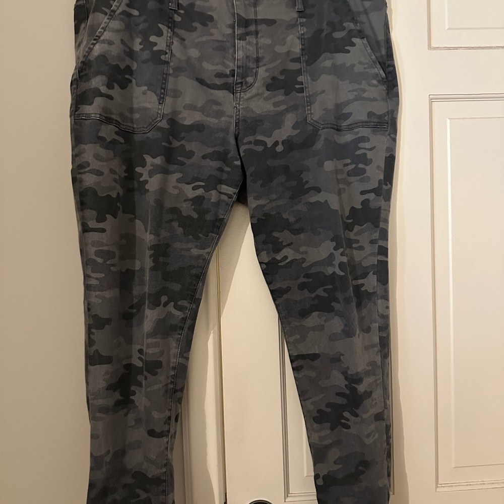 Ava & Viv Women’s Gray Camouflage Jeggings